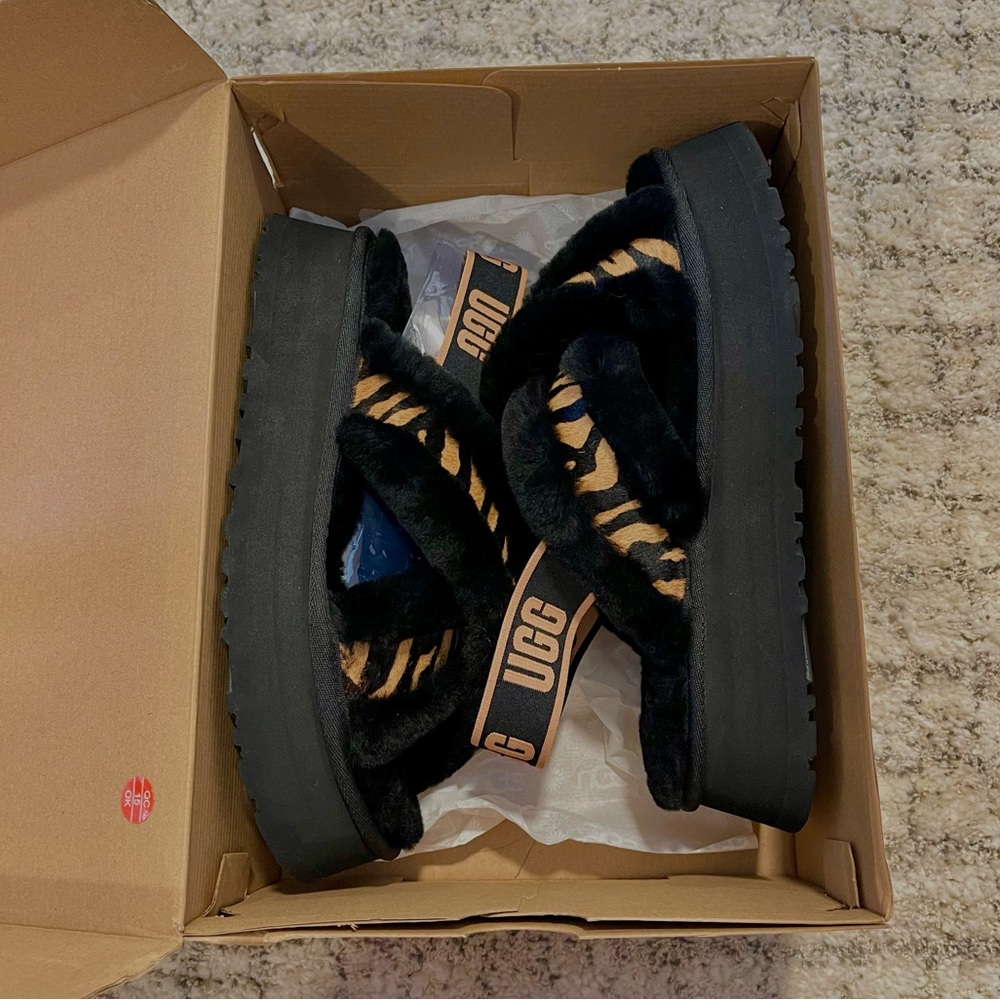 UGG DISCO CROSS SLIDE TIGER PRINT - Picture 2 of 8